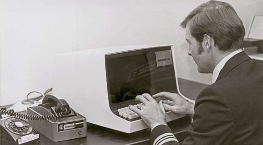 Flickr_8200560066_1000h-navy-medicine-marine-dokter-op-een-oude-computer