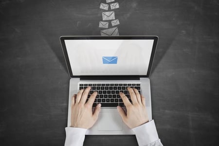 man-op-laptop-e-mailt