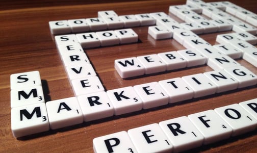 termen-marketing-website-service-in-scrabble-stenen-pixabay-klein