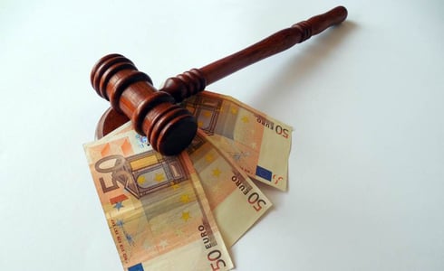 veilingshamer-met-geld-pixabay-cc0